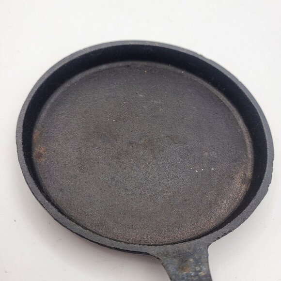 Vintage Cast Iron Mini 5" Pan - 1 Egg, Mini Pancake - Unmarked - Picture 3 of 5